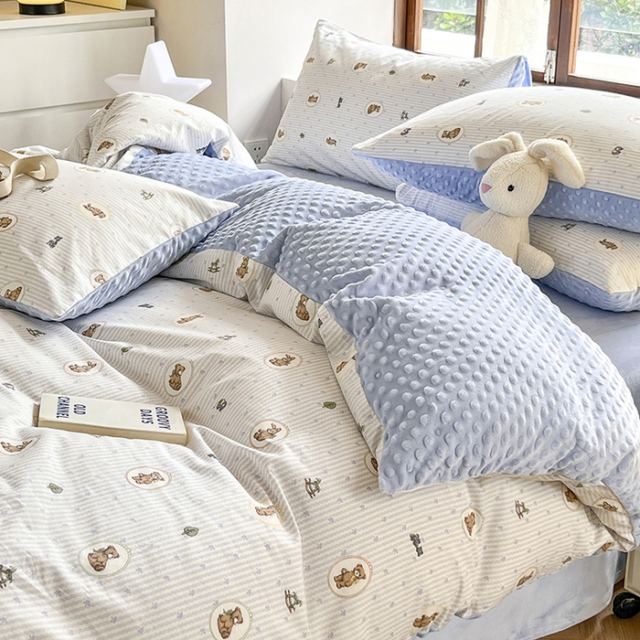 91家纺网 家纺一手货源 找家纺 麦伦家居 2025秋冬新品多功能床品全棉+豆豆绒四件套卡通小清新系列 木马小熊蓝