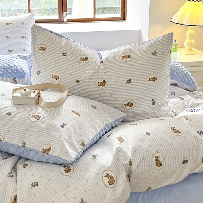 91家纺网 家纺一手货源 找家纺 麦伦家居 2025秋冬新品多功能床品全棉+豆豆绒四件套卡通小清新系列 木马小熊蓝