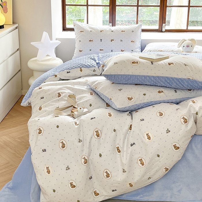 91家纺网 家纺一手货源 找家纺 麦伦家居 2025秋冬新品多功能床品全棉+豆豆绒四件套卡通小清新系列 木马小熊蓝