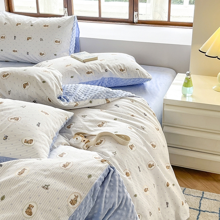 91家纺网 家纺一手货源 找家纺 麦伦家居 2025秋冬新品多功能床品全棉+豆豆绒四件套卡通小清新系列 木马小熊蓝