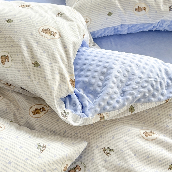 91家纺网 家纺一手货源 找家纺 麦伦家居 2025秋冬新品多功能床品全棉+豆豆绒四件套卡通小清新系列 木马小熊蓝