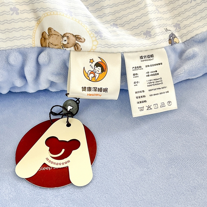 91家纺网 家纺一手货源 找家纺 麦伦家居 2025秋冬新品多功能床品全棉+豆豆绒四件套卡通小清新系列 木马小熊蓝