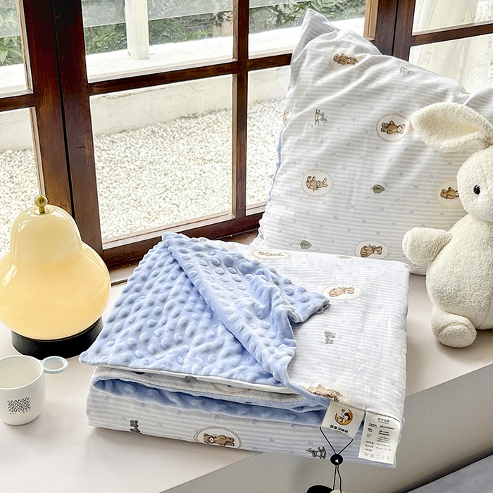 91家纺网 家纺一手货源 找家纺 麦伦家居 2025秋冬新品多功能床品全棉+豆豆绒四件套卡通小清新系列 木马小熊蓝