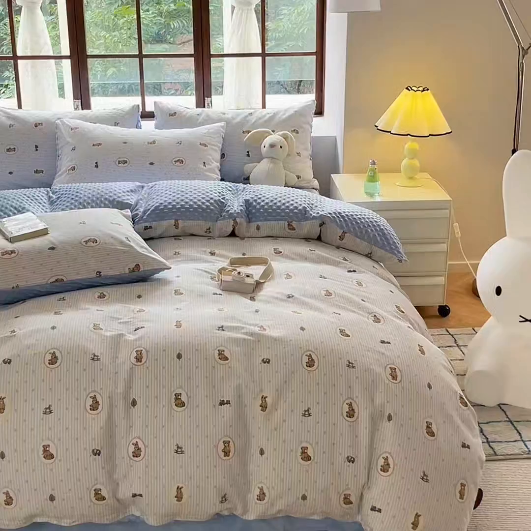 91家纺网 家纺一手货源 找家纺 麦伦家居 2025秋冬新品多功能床品全棉+豆豆绒四件套卡通小清新系列 木马小熊蓝