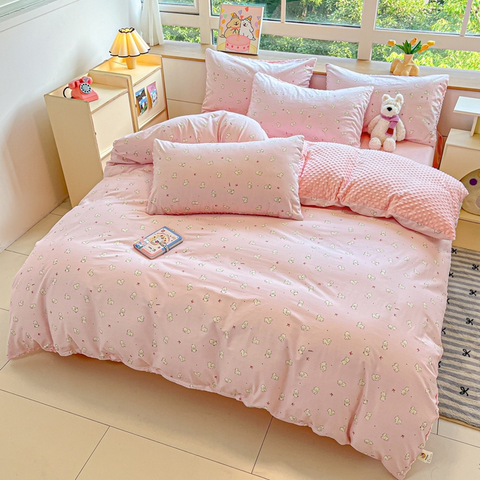 91家纺网 家纺一手货源 找家纺 麦伦家居 2025秋冬新品多功能床品全棉+豆豆绒四件套卡通小清新系列 拾趣爱宠