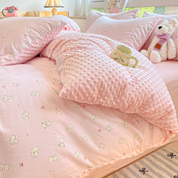 91家纺网 家纺一手货源 找家纺 麦伦家居 2025秋冬新品多功能床品全棉+豆豆绒四件套卡通小清新系列 拾趣爱宠