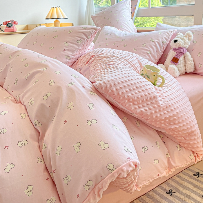 91家纺网 家纺一手货源 找家纺 麦伦家居 2025秋冬新品多功能床品全棉+豆豆绒四件套卡通小清新系列 拾趣爱宠