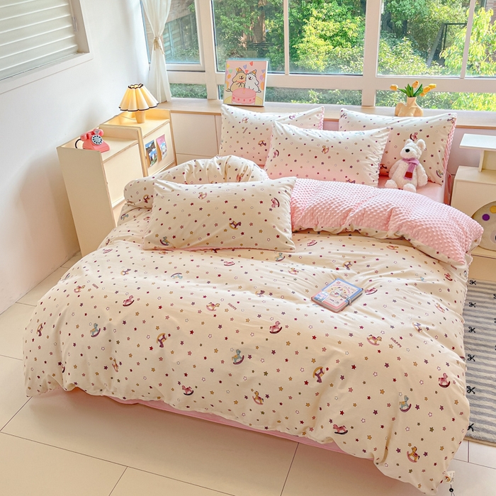 91家纺网 家纺一手货源 找家纺 麦伦家居 2025秋冬新品多功能床品全棉+豆豆绒四件套卡通小清新系列 星星木马