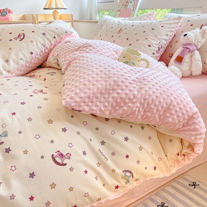 91家纺网 家纺一手货源 找家纺 麦伦家居 2025秋冬新品多功能床品全棉+豆豆绒四件套卡通小清新系列 星星木马