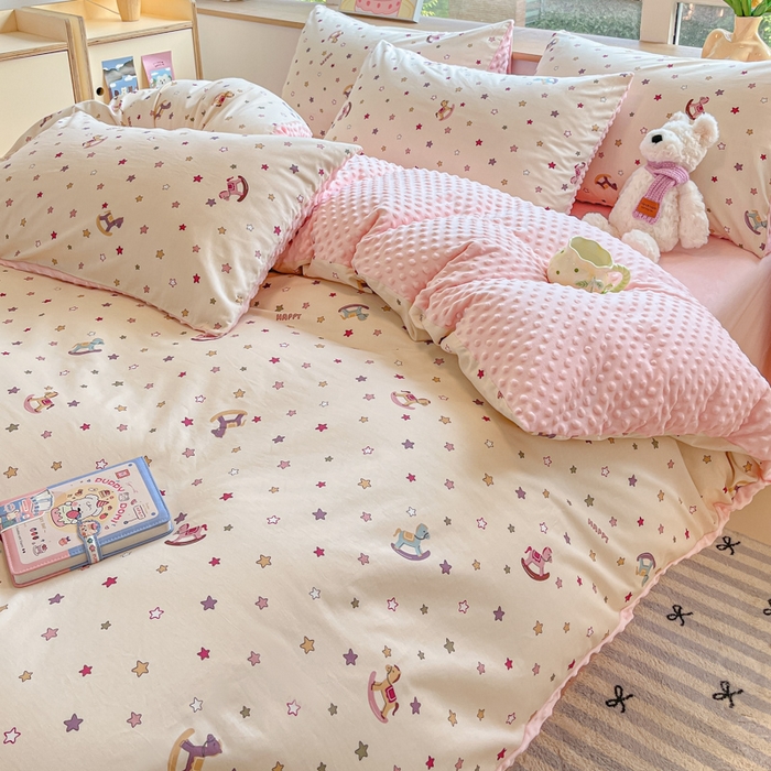 91家纺网 家纺一手货源 找家纺 麦伦家居 2025秋冬新品多功能床品全棉+豆豆绒四件套卡通小清新系列 星星木马