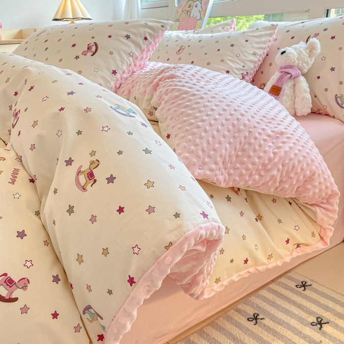 91家纺网 家纺一手货源 找家纺 麦伦家居 2025秋冬新品多功能床品全棉+豆豆绒四件套卡通小清新系列 星星木马