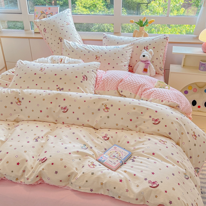 91家纺网 家纺一手货源 找家纺 麦伦家居 2025秋冬新品多功能床品全棉+豆豆绒四件套卡通小清新系列 星星木马