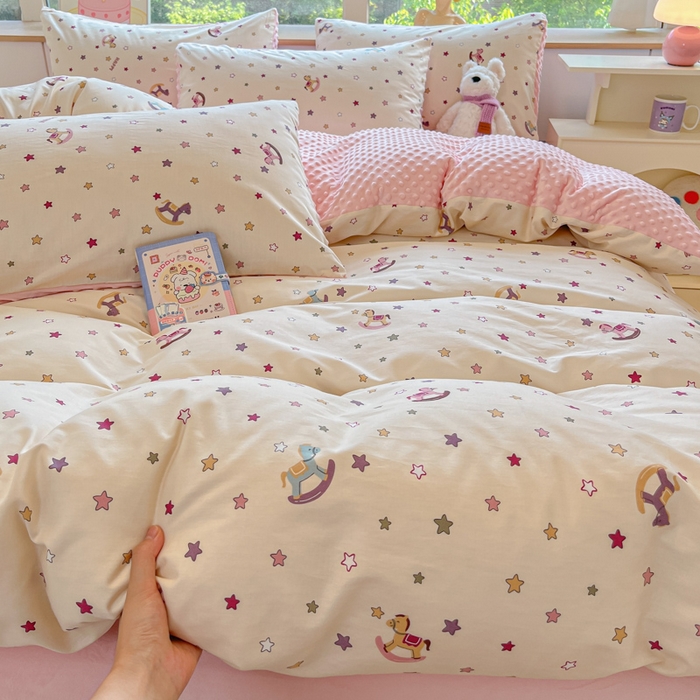 91家纺网 家纺一手货源 找家纺 麦伦家居 2025秋冬新品多功能床品全棉+豆豆绒四件套卡通小清新系列 星星木马