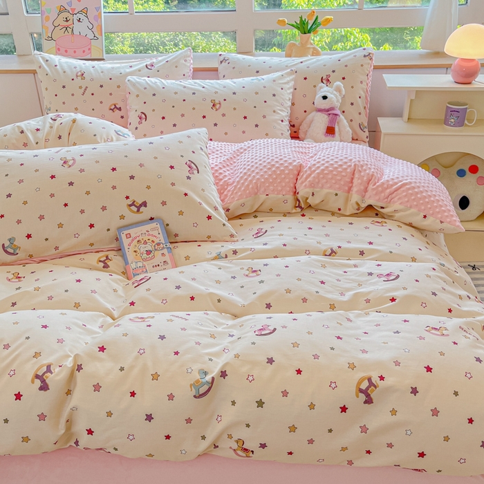 91家纺网 家纺一手货源 找家纺 麦伦家居 2025秋冬新品多功能床品全棉+豆豆绒四件套卡通小清新系列 星星木马