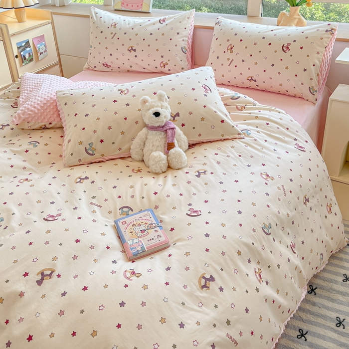 91家纺网 家纺一手货源 找家纺 麦伦家居 2025秋冬新品多功能床品全棉+豆豆绒四件套卡通小清新系列 星星木马