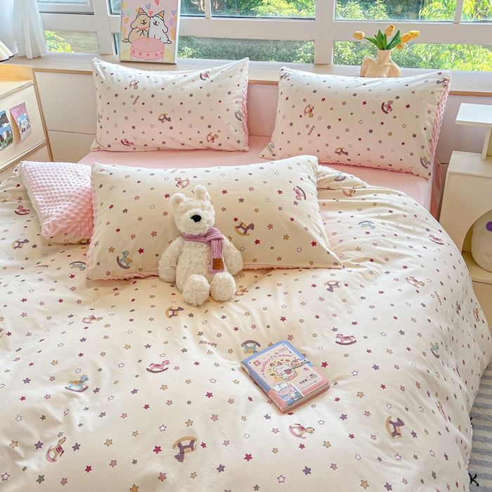 91家纺网 家纺一手货源 找家纺 麦伦家居 2025秋冬新品多功能床品全棉+豆豆绒四件套卡通小清新系列 星星木马