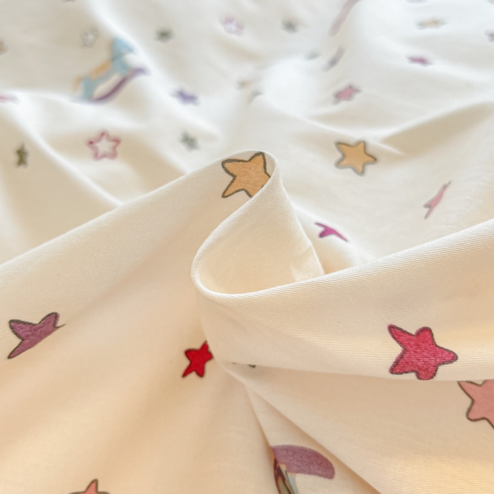 91家纺网 家纺一手货源 找家纺 麦伦家居 2025秋冬新品多功能床品全棉+豆豆绒四件套卡通小清新系列 星星木马