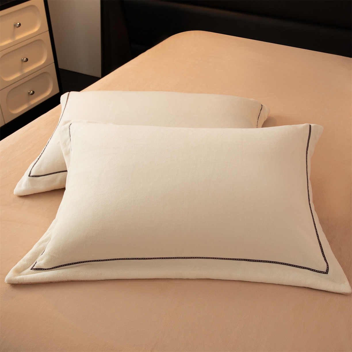 91家纺网 家纺一手货源 找家纺 （总）暖洋 2025新款240克高克重全工艺纯色织带花边款牛奶绒四件套