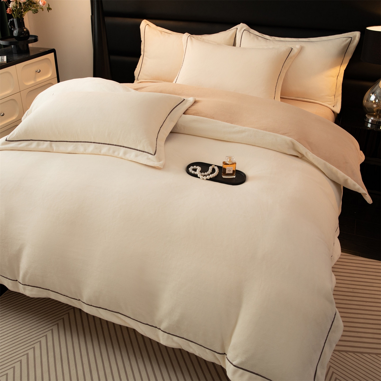 91家纺网 家纺一手货源 找家纺 （总）暖洋 2025新款240克高克重全工艺纯色织带花边款牛奶绒四件套