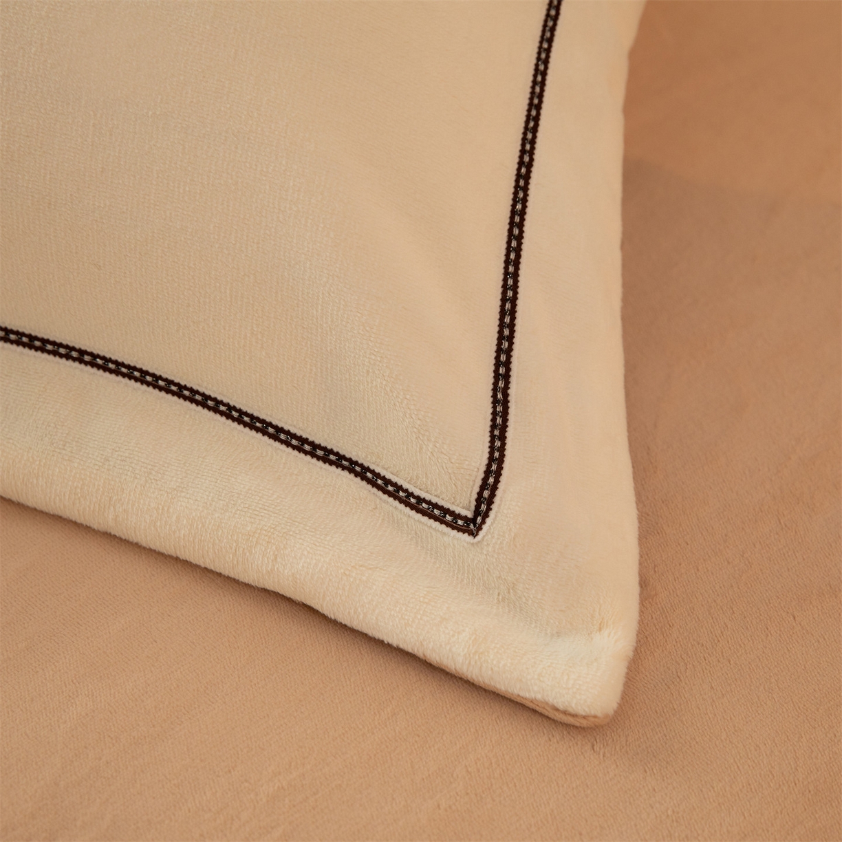 91家纺网 家纺一手货源 找家纺 （总）暖洋 2025新款240克高克重全工艺纯色织带花边款牛奶绒四件套