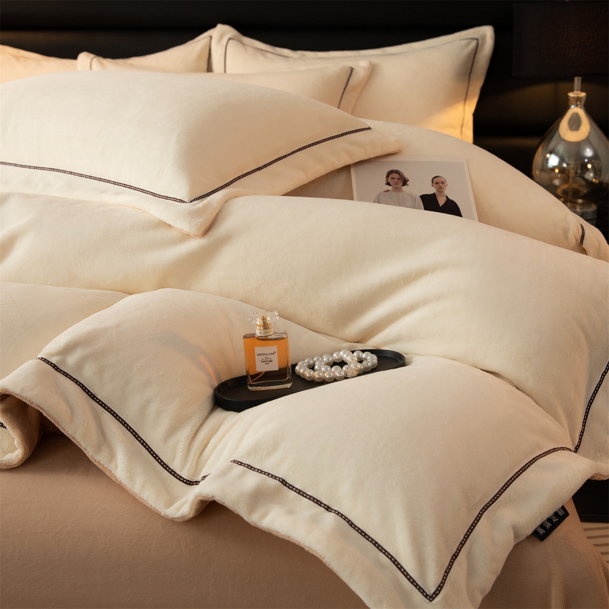 91家纺网 家纺一手货源 找家纺 （总）暖洋 2025新款240克高克重全工艺纯色织带花边款牛奶绒四件套