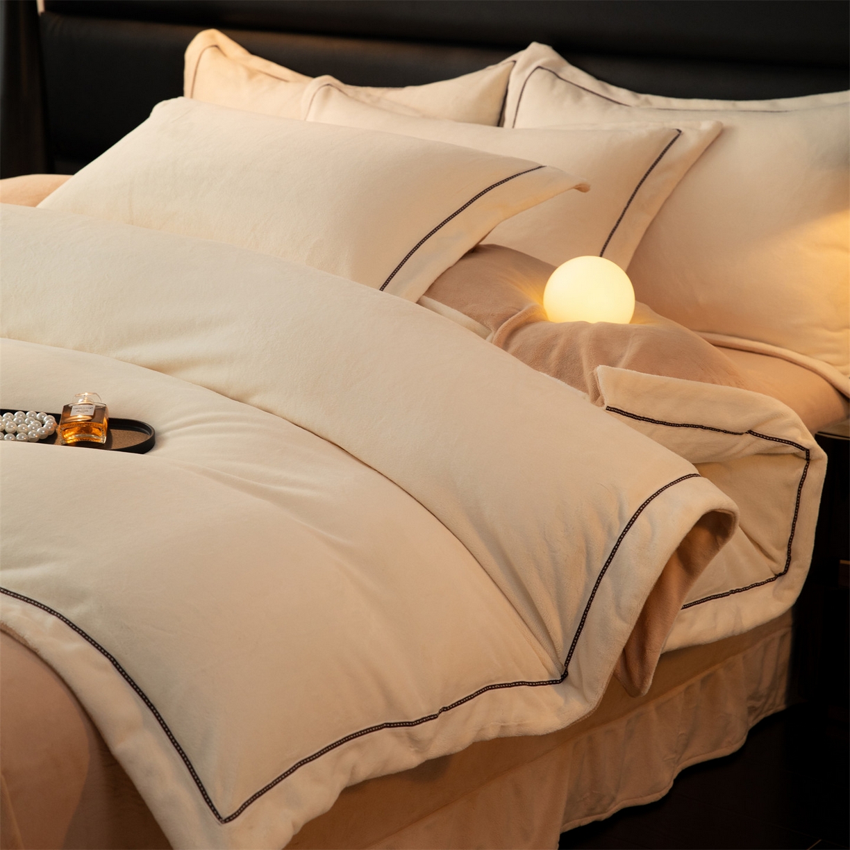 91家纺网 家纺一手货源 找家纺 （总）暖洋 2025新款240克高克重全工艺纯色织带花边款牛奶绒四件套