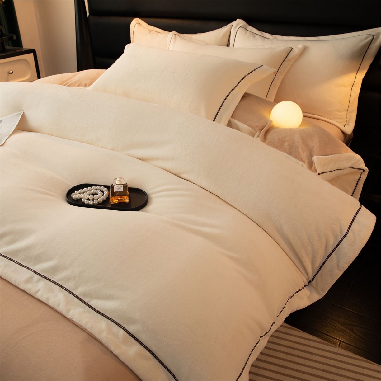 91家纺网 家纺一手货源 找家纺 （总）暖洋 2025新款240克高克重全工艺纯色织带花边款牛奶绒四件套