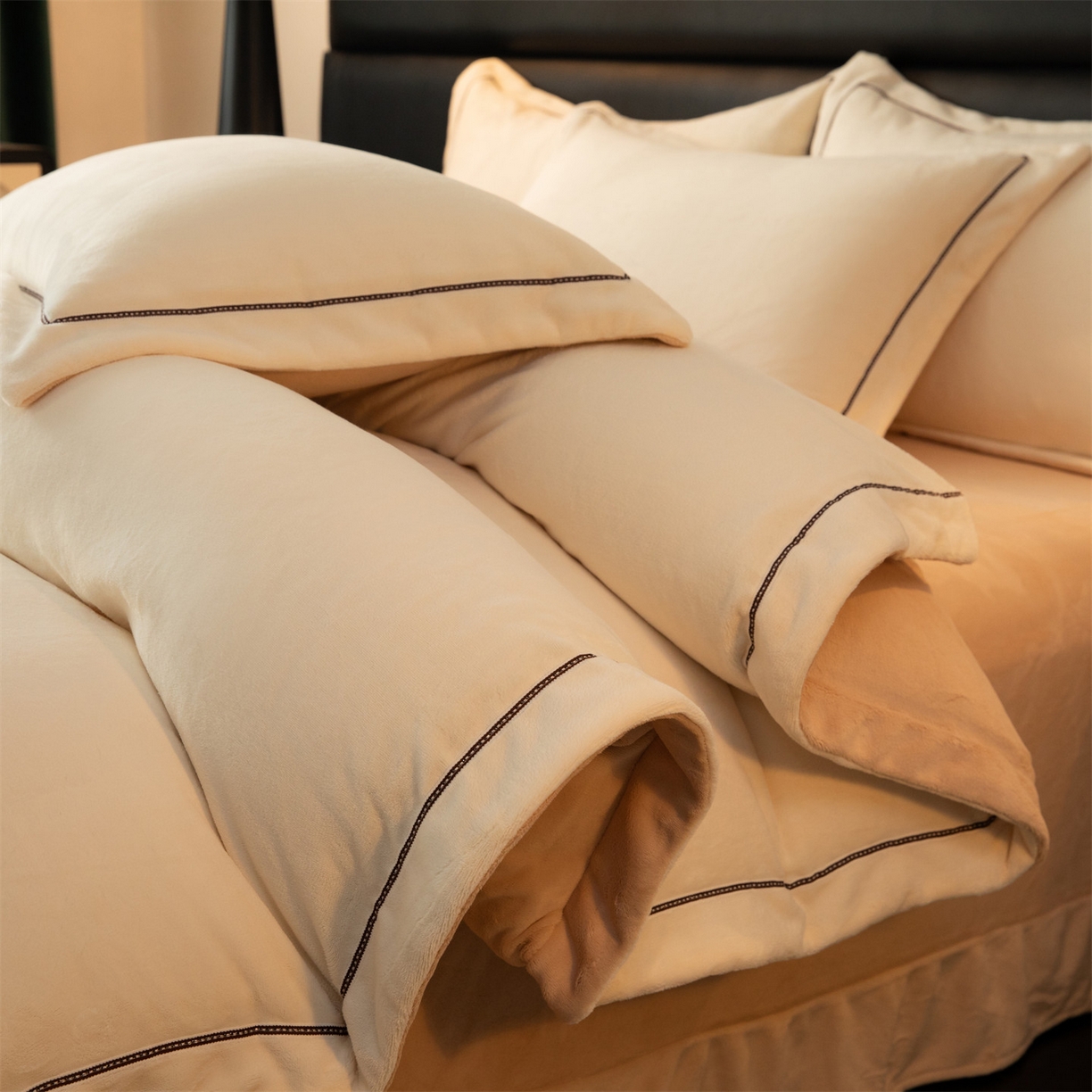 91家纺网 家纺一手货源 找家纺 （总）暖洋 2025新款240克高克重全工艺纯色织带花边款牛奶绒四件套