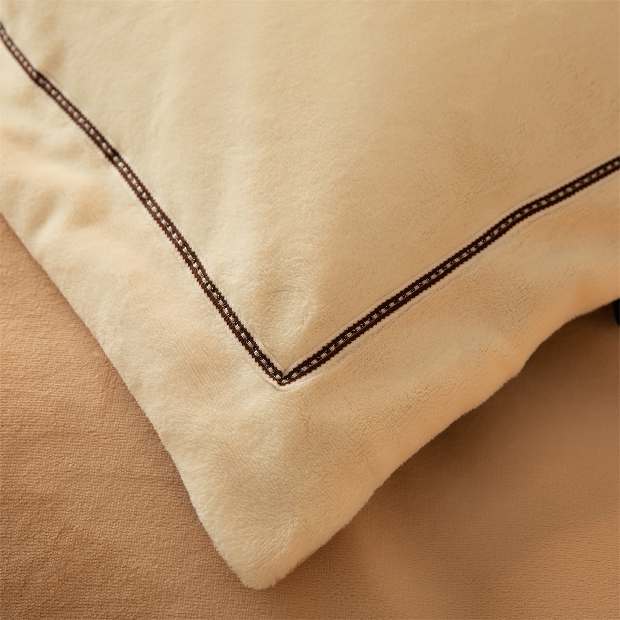 91家纺网 家纺一手货源 找家纺 （总）暖洋 2025新款240克高克重全工艺纯色织带花边款牛奶绒四件套