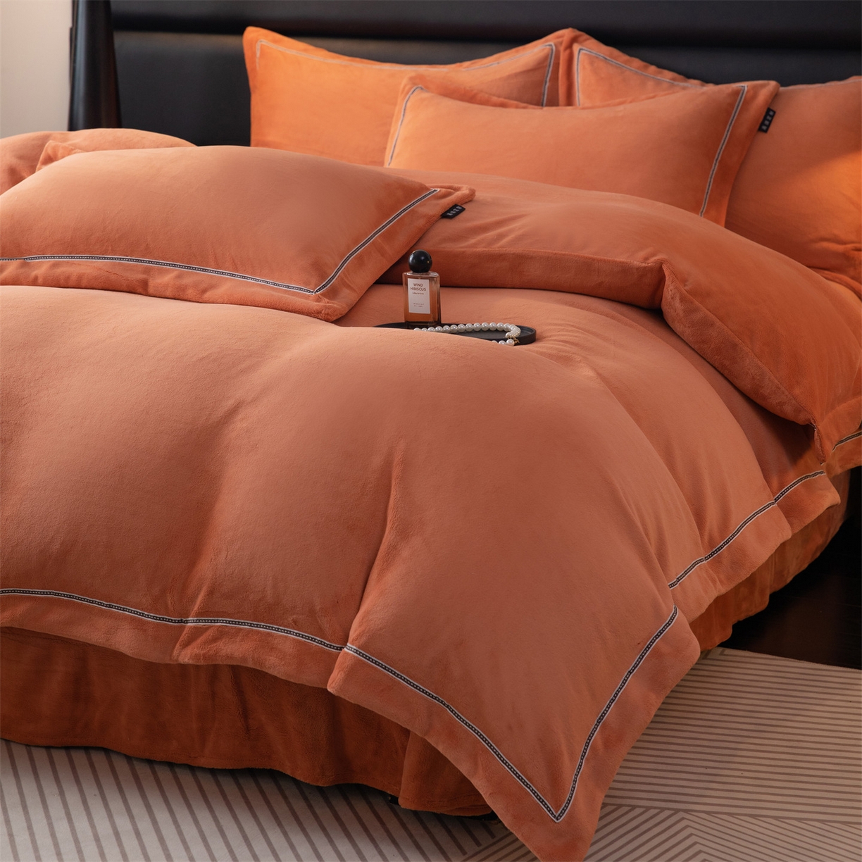 91家纺网 家纺一手货源 找家纺 暖洋 2025新款240克高克重全工艺纯色织带花边款牛奶绒四件套 枫糖橙