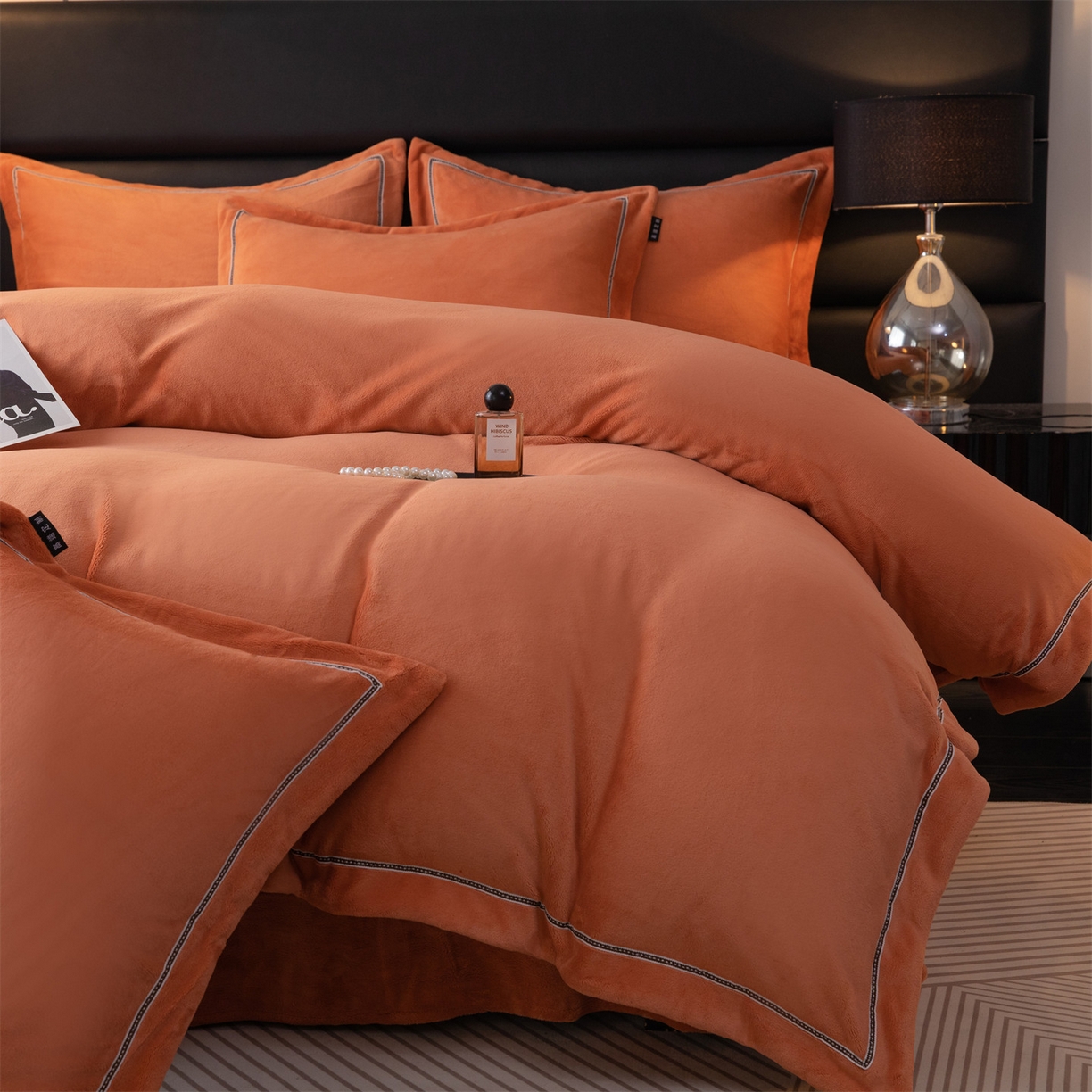 91家纺网 家纺一手货源 找家纺 暖洋 2025新款240克高克重全工艺纯色织带花边款牛奶绒四件套 枫糖橙