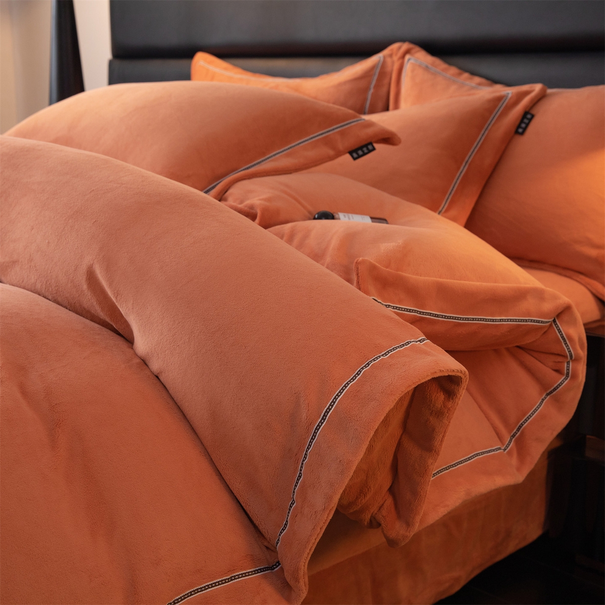 91家纺网 家纺一手货源 找家纺 暖洋 2025新款240克高克重全工艺纯色织带花边款牛奶绒四件套 枫糖橙