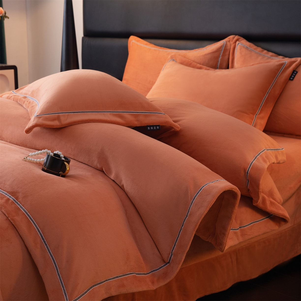 91家纺网 家纺一手货源 找家纺 暖洋 2025新款240克高克重全工艺纯色织带花边款牛奶绒四件套 枫糖橙