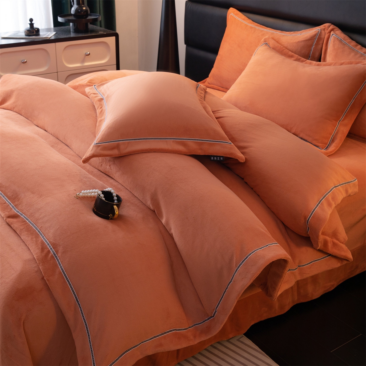 91家纺网 家纺一手货源 找家纺 暖洋 2025新款240克高克重全工艺纯色织带花边款牛奶绒四件套 枫糖橙