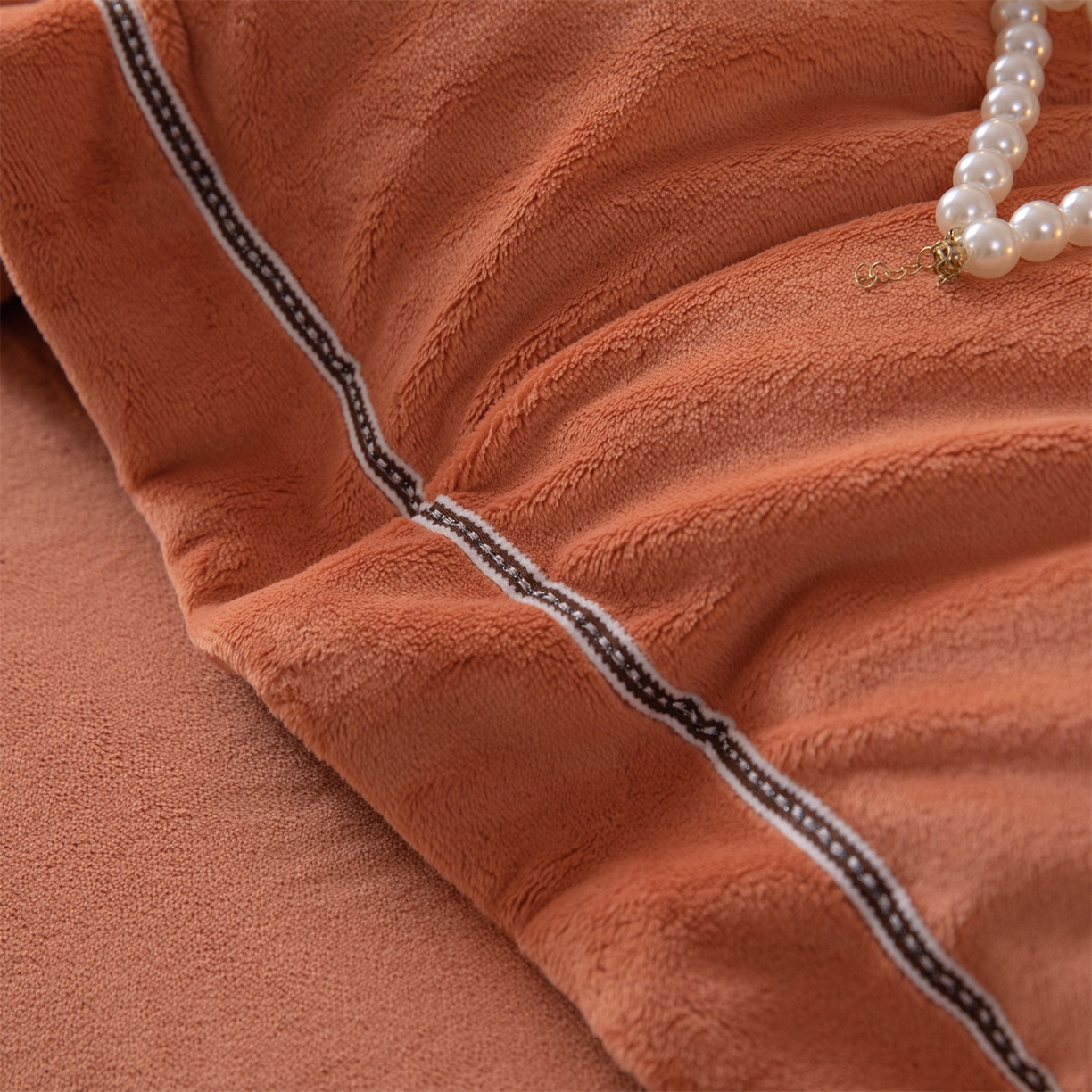 91家纺网 家纺一手货源 找家纺 暖洋 2025新款240克高克重全工艺纯色织带花边款牛奶绒四件套 枫糖橙