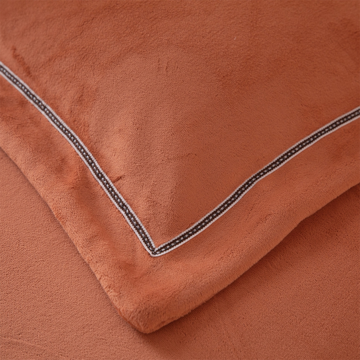 91家纺网 家纺一手货源 找家纺 暖洋 2025新款240克高克重全工艺纯色织带花边款牛奶绒四件套 枫糖橙