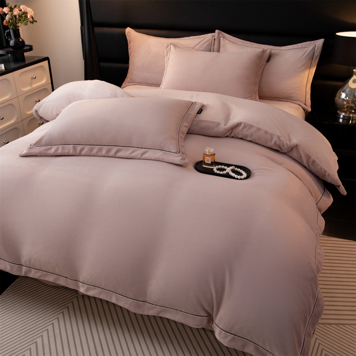 91家纺网 家纺一手货源 找家纺 暖洋 2025新款240克高克重全工艺纯色织带花边款牛奶绒四件套 卡其紫