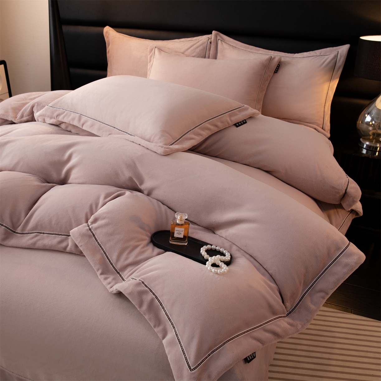 91家纺网 家纺一手货源 找家纺 暖洋 2025新款240克高克重全工艺纯色织带花边款牛奶绒四件套 卡其紫