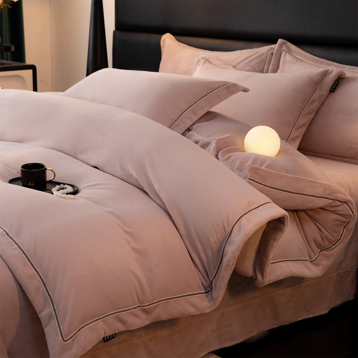 91家纺网 家纺一手货源 找家纺 暖洋 2025新款240克高克重全工艺纯色织带花边款牛奶绒四件套 卡其紫