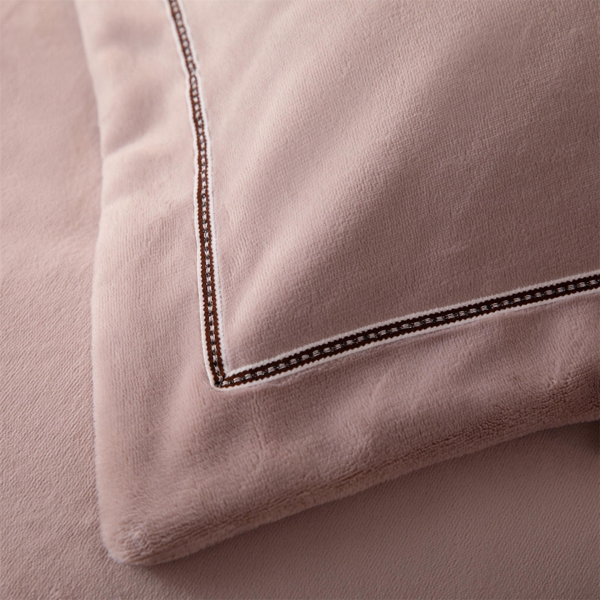 91家纺网 家纺一手货源 找家纺 暖洋 2025新款240克高克重全工艺纯色织带花边款牛奶绒四件套 卡其紫