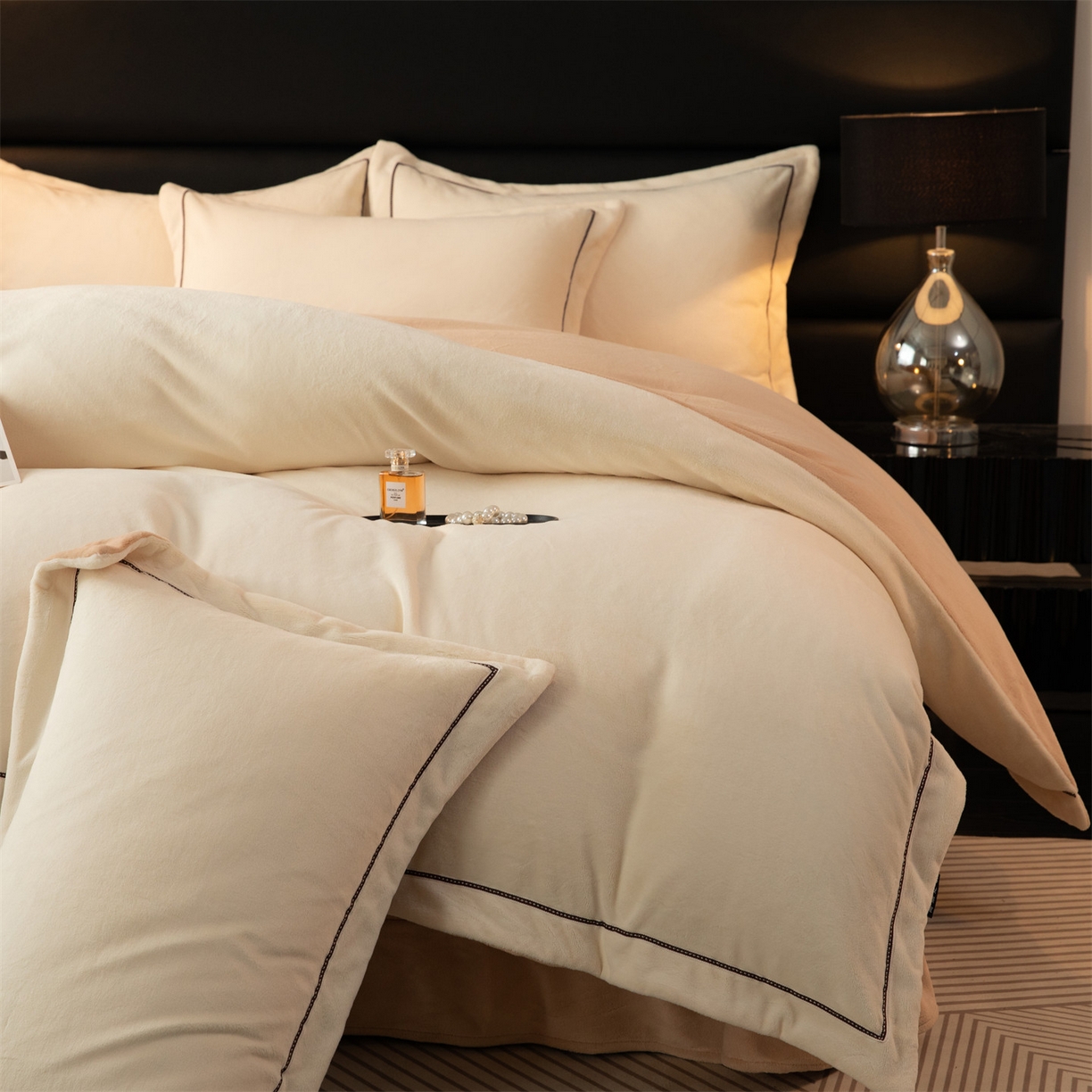 91家纺网 家纺一手货源 找家纺 暖洋 2025新款240克高克重全工艺纯色织带花边款牛奶绒四件套 米奇