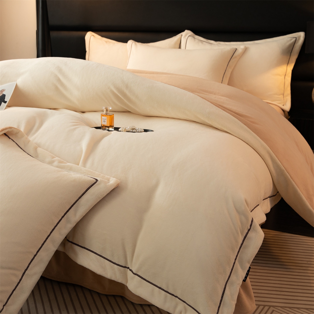 91家纺网 家纺一手货源 找家纺 暖洋 2025新款240克高克重全工艺纯色织带花边款牛奶绒四件套 米奇