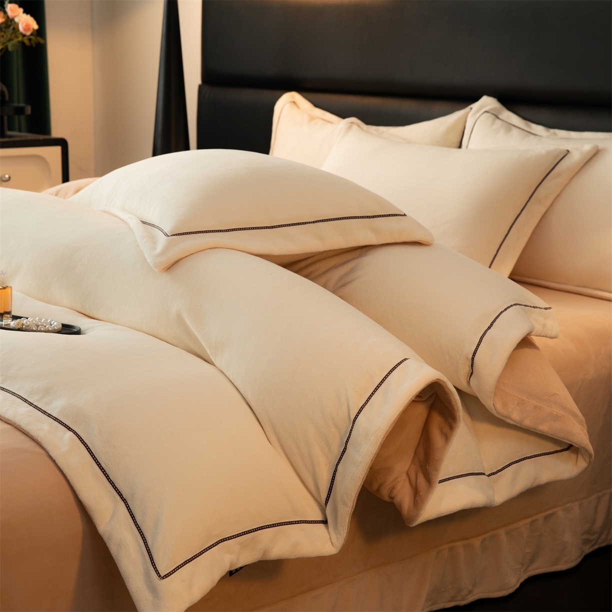 91家纺网 家纺一手货源 找家纺 暖洋 2025新款240克高克重全工艺纯色织带花边款牛奶绒四件套 米奇