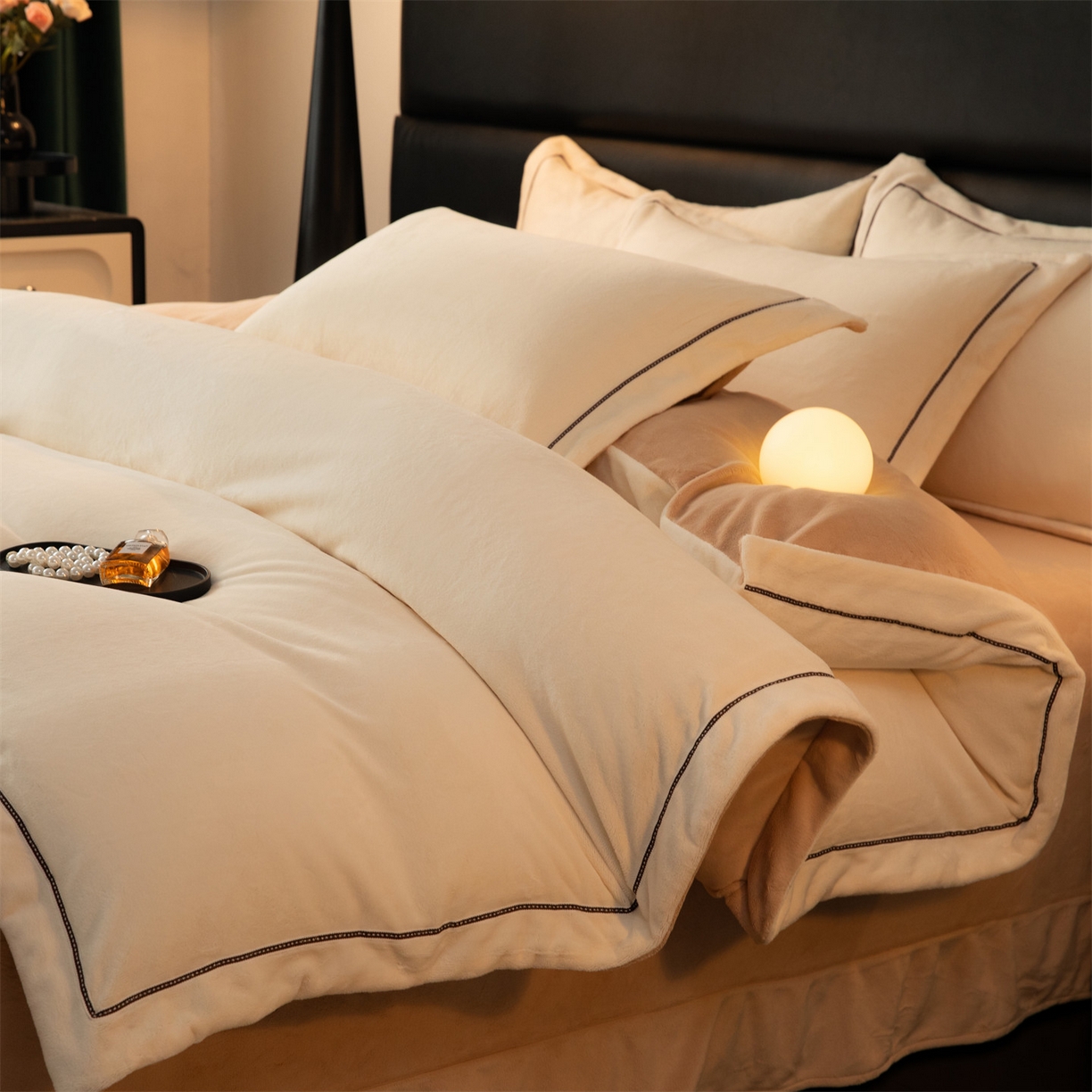 91家纺网 家纺一手货源 找家纺 暖洋 2025新款240克高克重全工艺纯色织带花边款牛奶绒四件套 米奇