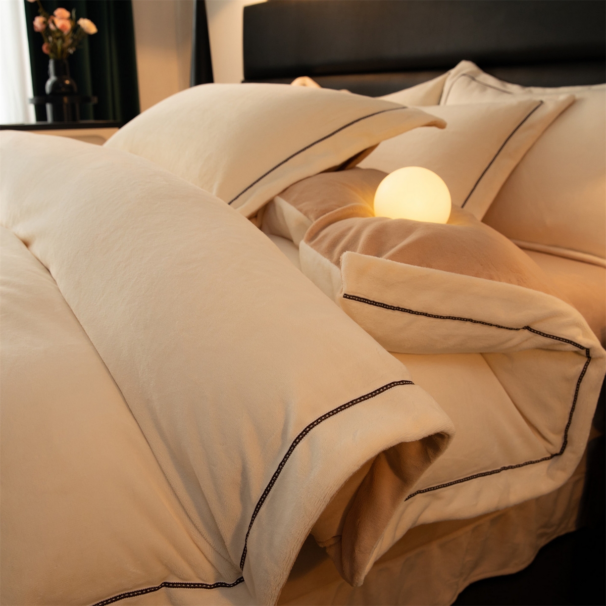 91家纺网 家纺一手货源 找家纺 暖洋 2025新款240克高克重全工艺纯色织带花边款牛奶绒四件套 米奇