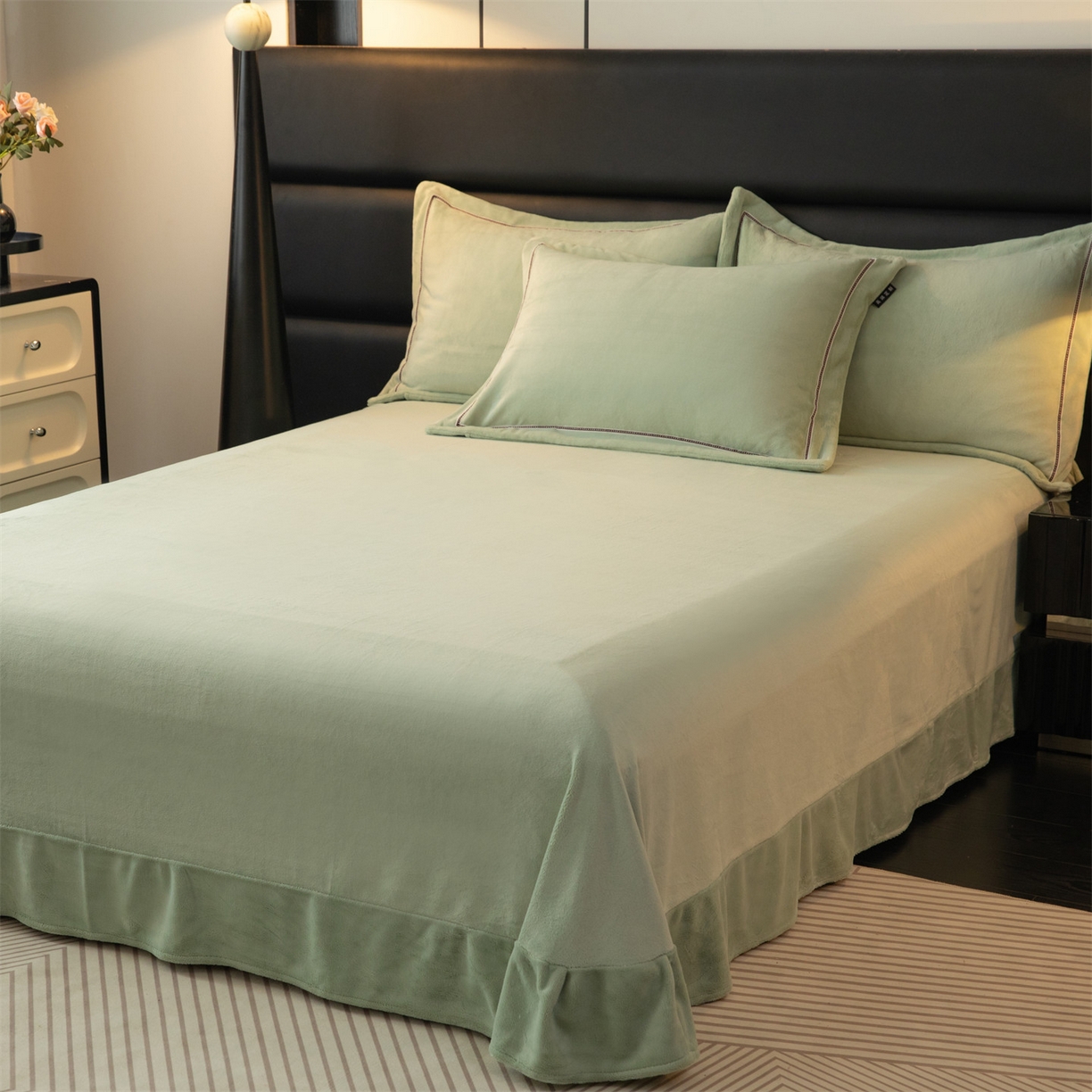 91家纺网 家纺一手货源 找家纺 暖洋 2025新款240克高克重全工艺纯色织带花边款牛奶绒四件套 柔草绿