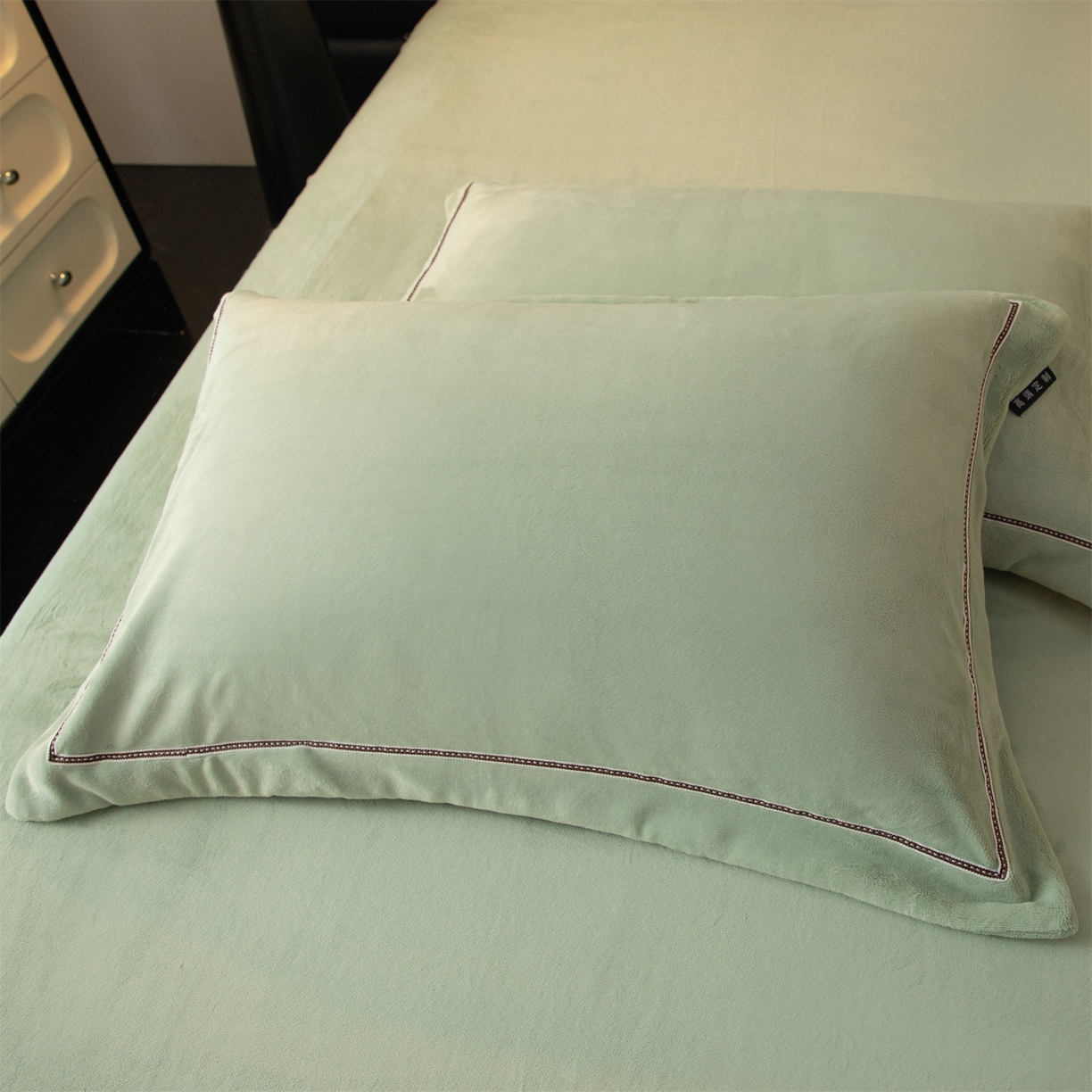 91家纺网 家纺一手货源 找家纺 暖洋 2025新款240克高克重全工艺纯色织带花边款牛奶绒四件套 柔草绿