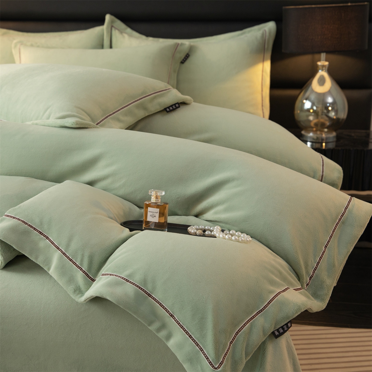 91家纺网 家纺一手货源 找家纺 暖洋 2025新款240克高克重全工艺纯色织带花边款牛奶绒四件套 柔草绿