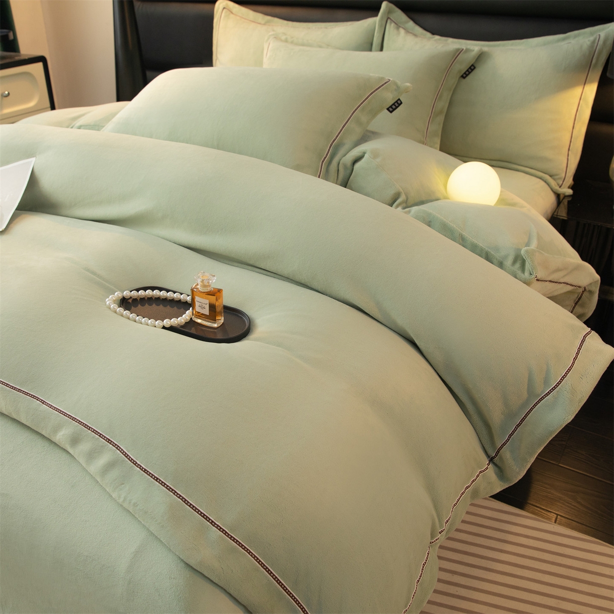 91家纺网 家纺一手货源 找家纺 暖洋 2025新款240克高克重全工艺纯色织带花边款牛奶绒四件套 柔草绿