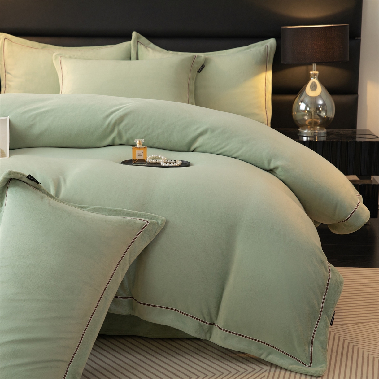 91家纺网 家纺一手货源 找家纺 暖洋 2025新款240克高克重全工艺纯色织带花边款牛奶绒四件套 柔草绿